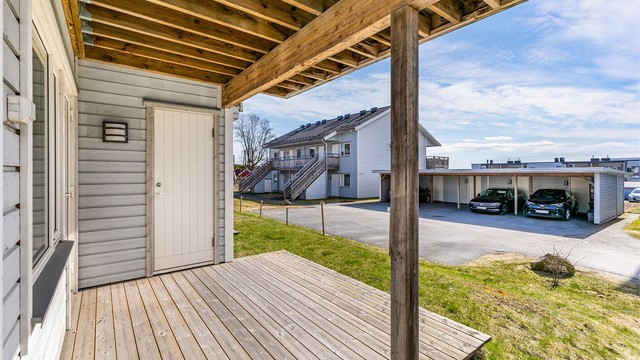 Et nær heldekkende overbygg gjør det mulig å benytte terrassen selv om sommerværet ikke er på sitt aller beste.