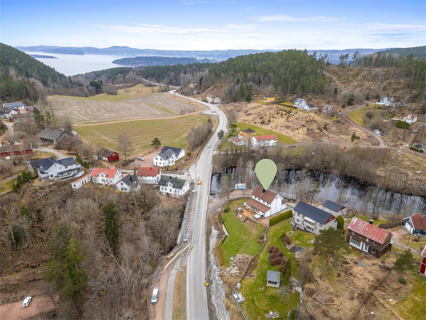 Beliggende i en blindvei, med kun fire boliger forbi denne eiendommen.