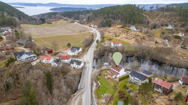 Beliggende i en blindvei, med kun fire boliger forbi denne eiendommen.