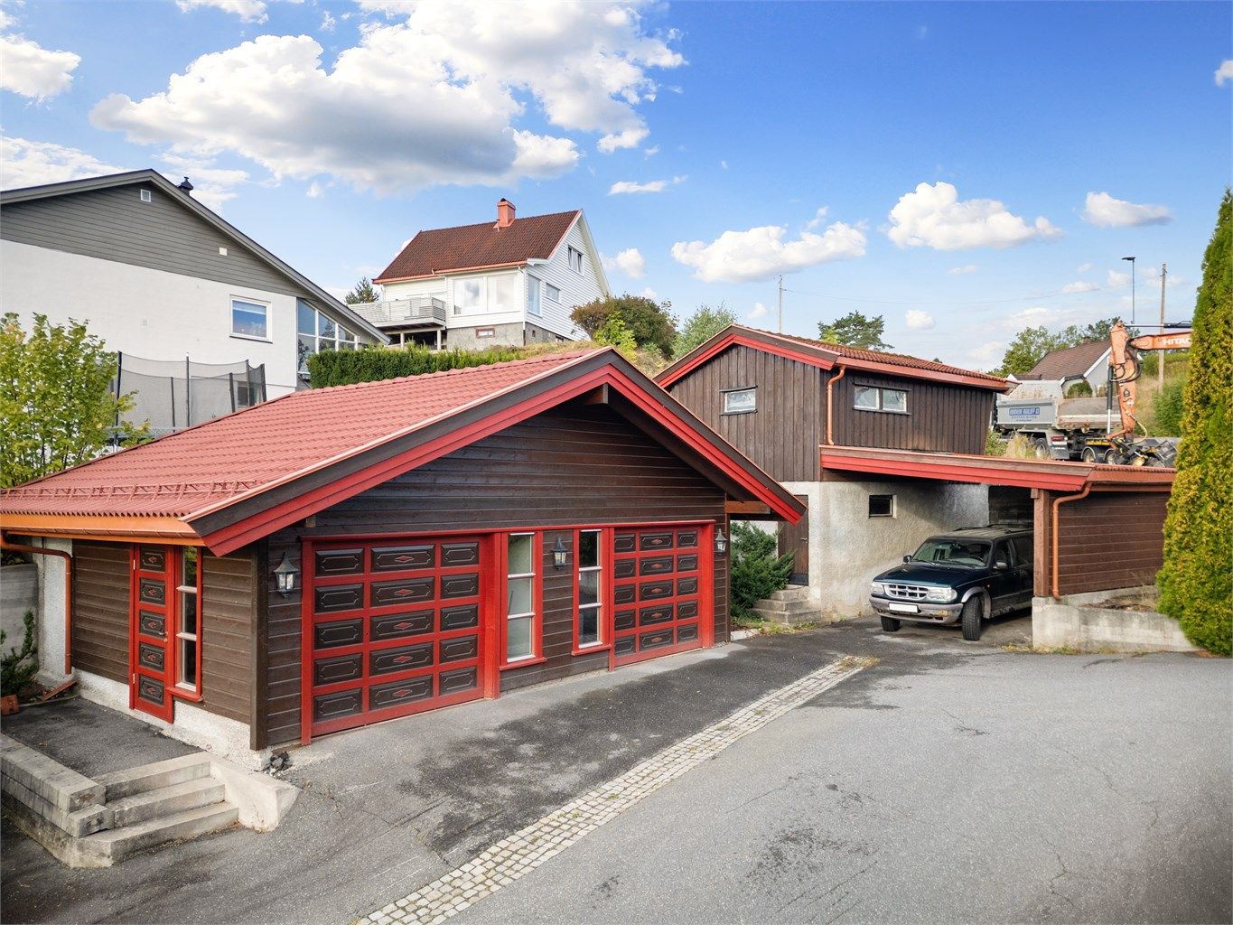 Parkering i dobbelgarasje, enkel garasje, carport og god plass til parkering på egen gårdsplass