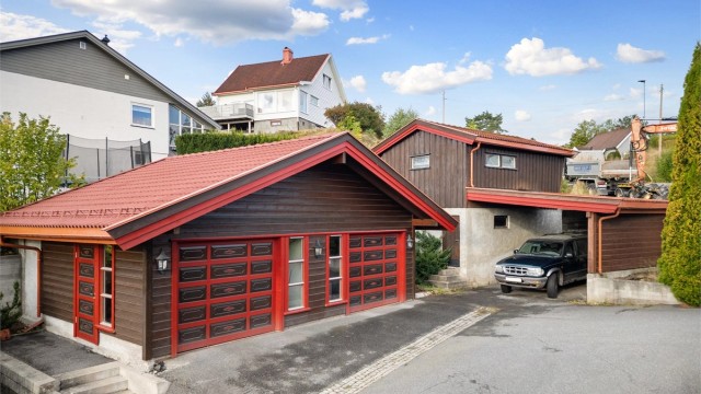 Parkering i dobbelgarasje, enkel garasje, carport og god plass til parkering på egen gårdsplass