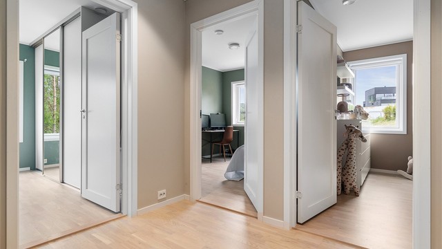 Videre fra hall`en er det tilkomst til de tre soverommene i boligen. Det er og oppbevaringsplass under trapp