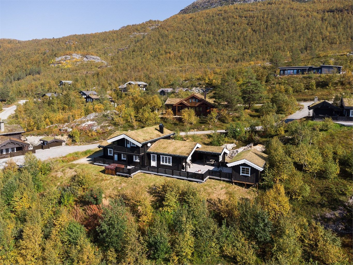 Dronebilde av eiendommen tatt fra syd