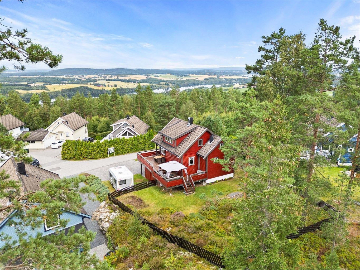 Eiendomsmegler Krogsveen v. Marcus Grundy har gleden av å ønske velkommen til Bassengvegen 9!