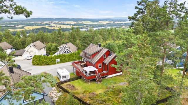 Eiendomsmegler Krogsveen v. Marcus Grundy har gleden av å ønske velkommen til Bassengvegen 9!