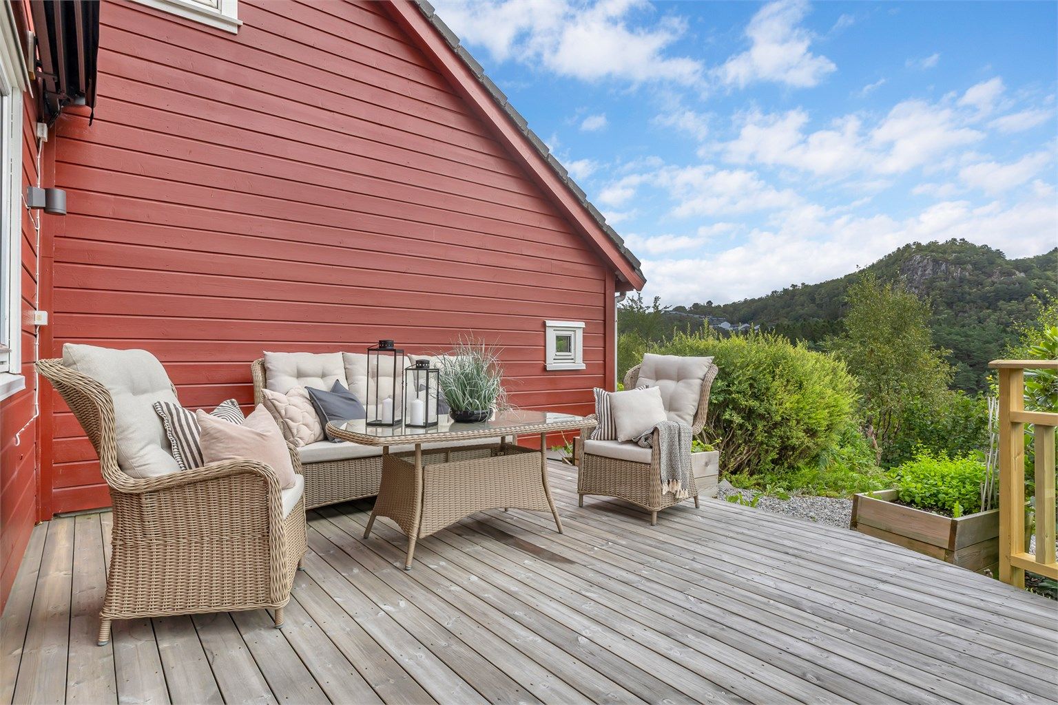 Fra stuen er det utgang til en solrik og usjenert terrasse som måler ca. 18 kvm. Terrassen ble bygget i 2022. Det er også montert markise.