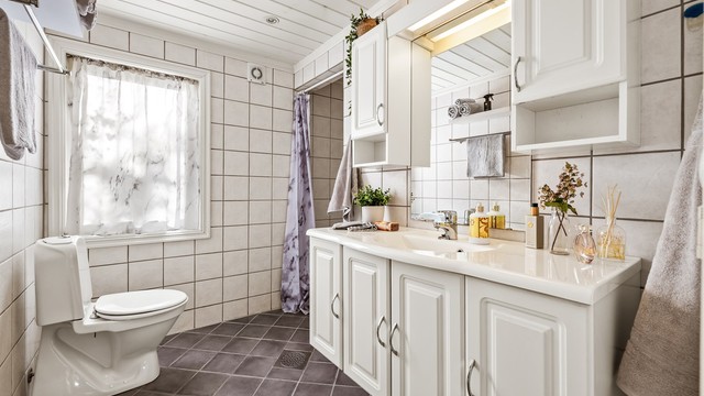 Lyst og romslig bad med downlights i tak samt gulvvarme.
