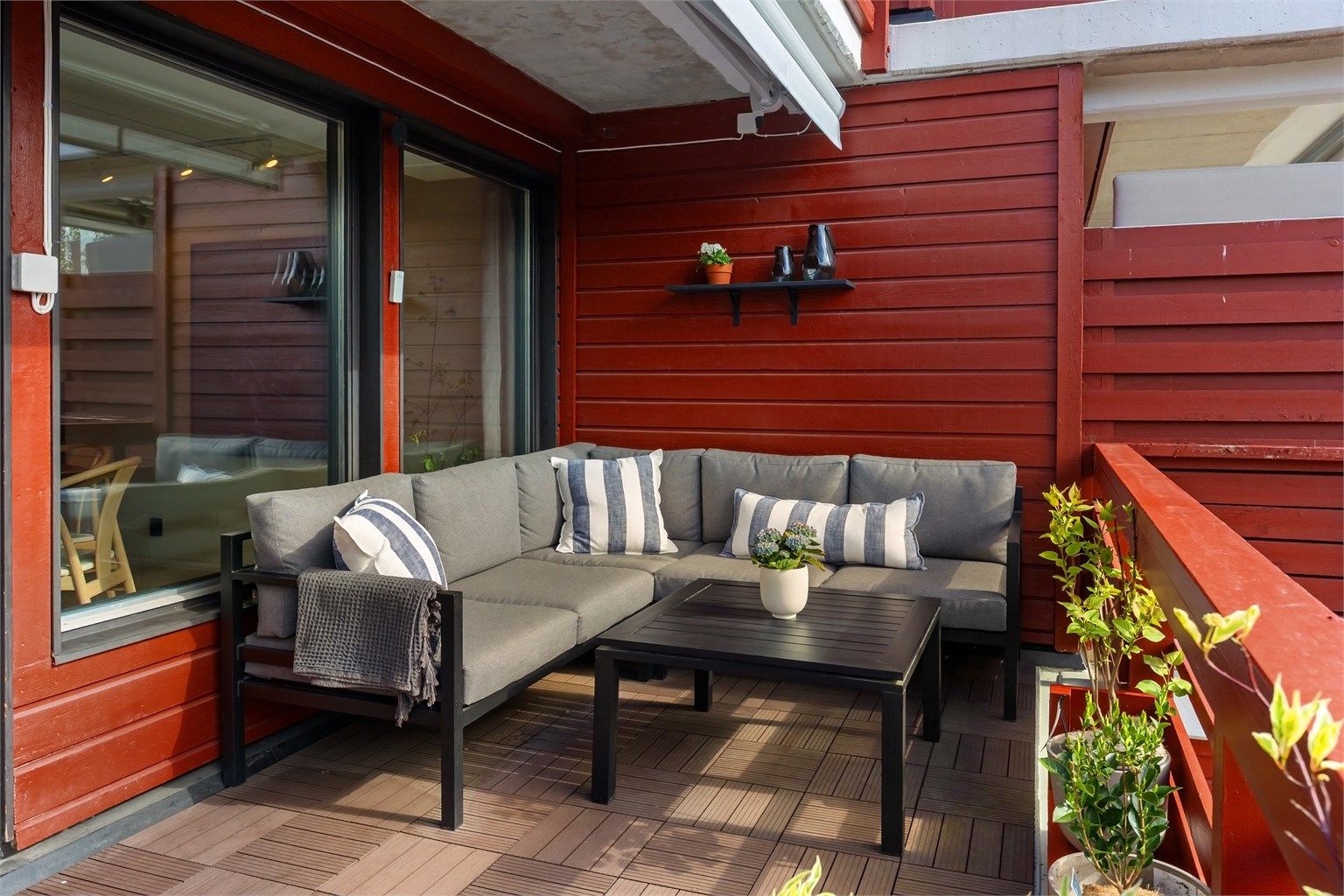 Stor og herlig vestvendt terrasse på 23 m² med svært gode møbleringsmuligheter