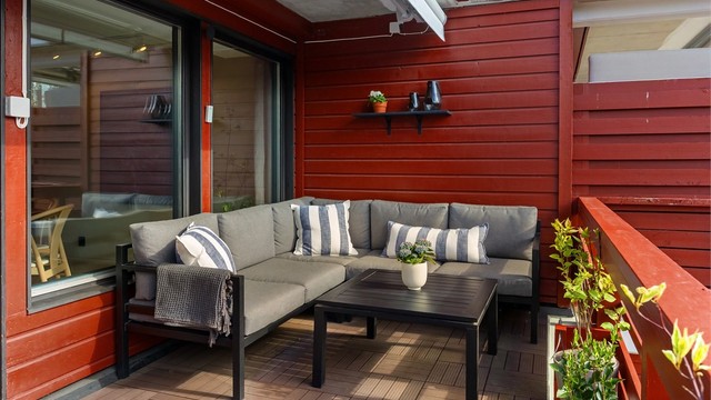Stor og herlig vestvendt terrasse på 23 m² med svært gode møbleringsmuligheter