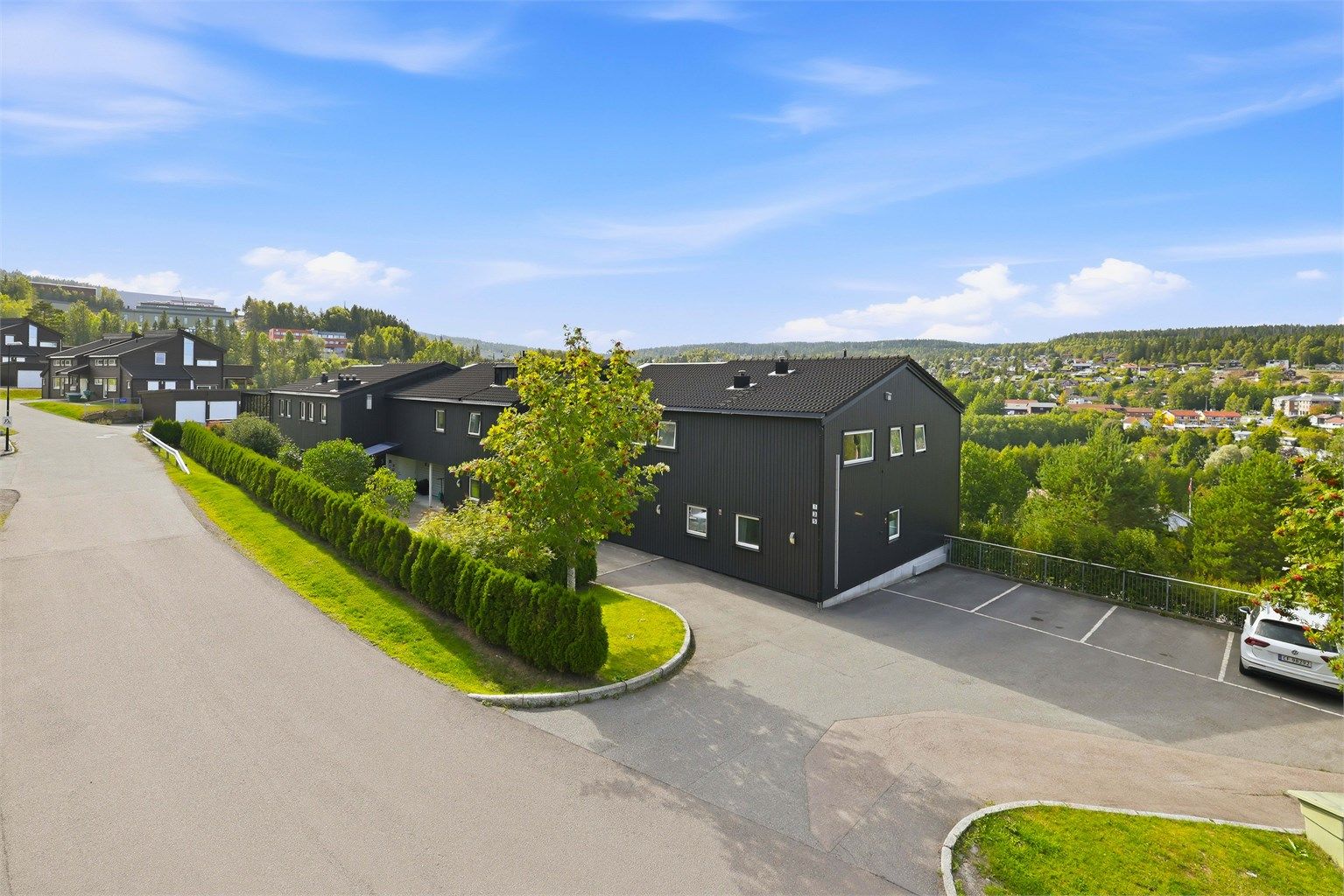 På sameiets grunn er det etablert gjesteparkering for besøk til sameiets beboere