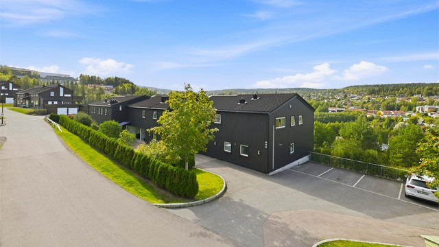 På sameiets grunn er det etablert gjesteparkering for besøk til sameiets beboere