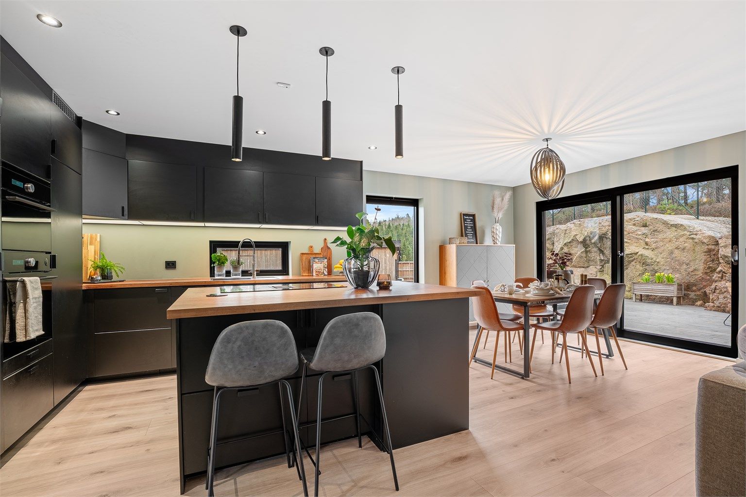 Flott og åpent kjøkken m koketopp på kjøkkenøy - perfekt for å underholde middagsgjestene i mens du lager en bedre middag