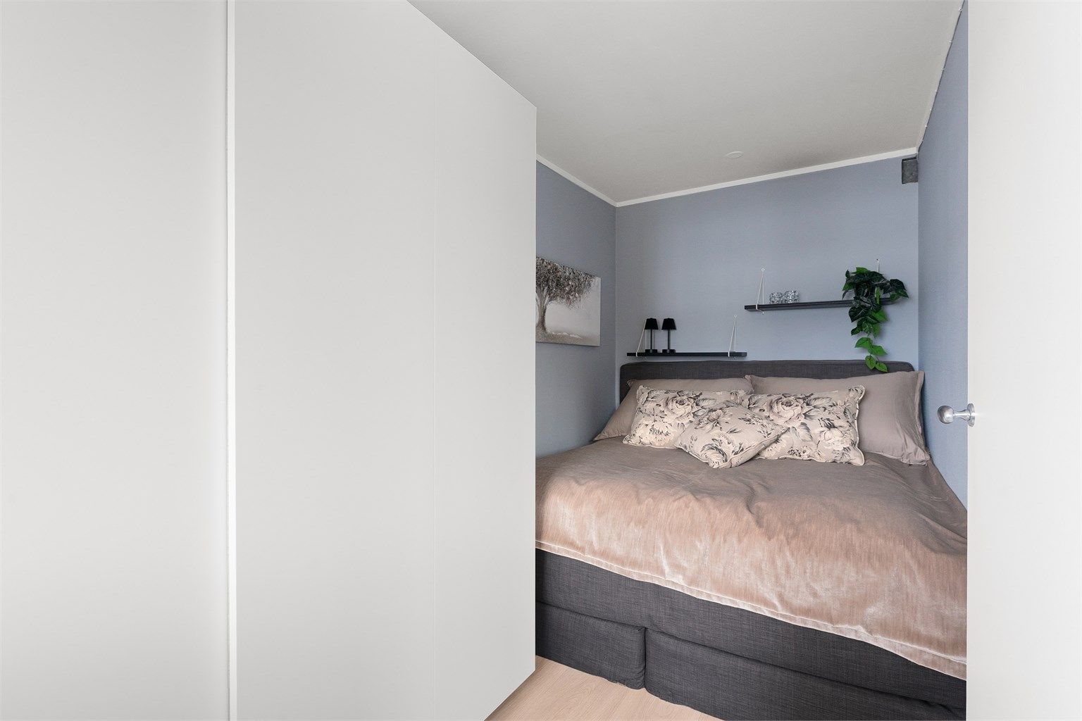 Soverommet har plass til dobbeltseng og er utstyrt med en romslig garderobeløsning.