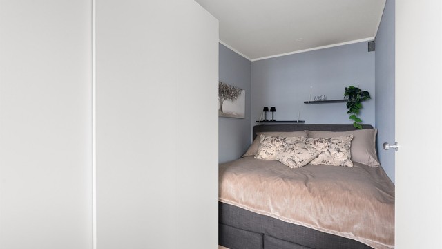 Soverommet har plass til dobbeltseng og er utstyrt med en romslig garderobeløsning.