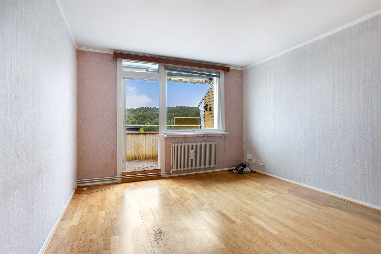 Stuen varmes opp med radiator tilknyttet varmesentral.