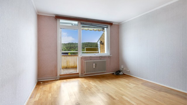 Stuen varmes opp med radiator tilknyttet varmesentral.