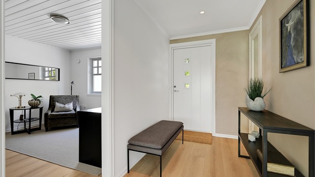Første etasje inneholder en praktisk entre, innvendig bod samt to gode soverom, hvorav det ene har en romslig walk-in closet.