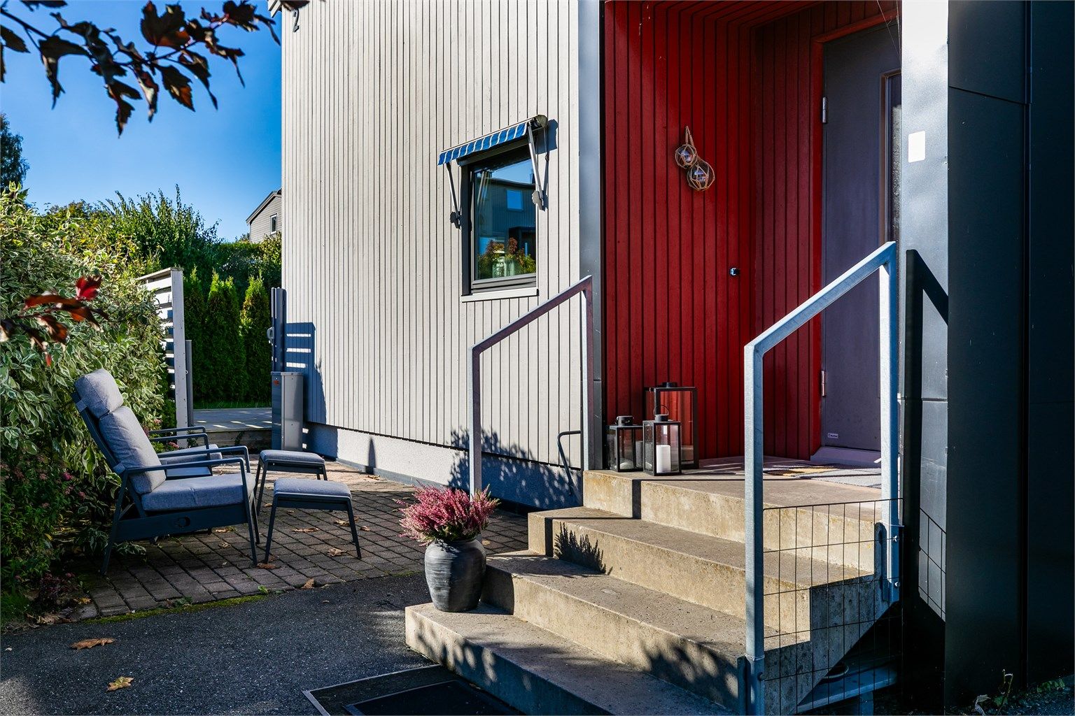 I forbindelse med fasaderenovering i 2013 ble også inngangspartiet bygget om og ny trapp støpt i betong.