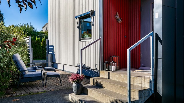 I forbindelse med fasaderenovering i 2013 ble også inngangspartiet bygget om og ny trapp støpt i betong.