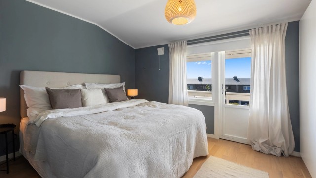Soverom med plass til dobbeltseng og direkte utgang til balkongen.