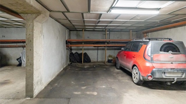 Garasjeplass med elbillader medfølger