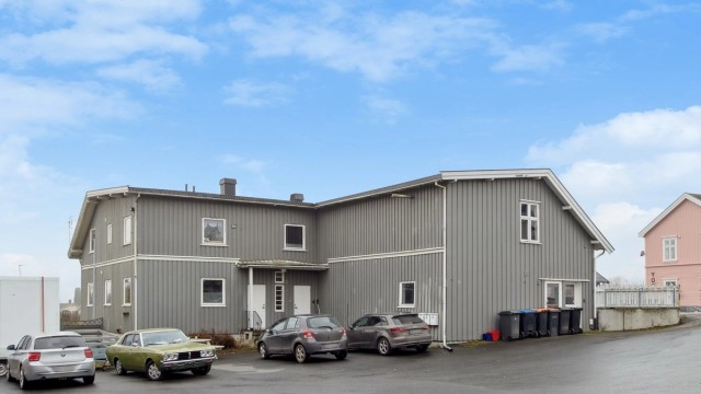 Hjellumvegen 77. Stort utleiebygg kombinert bolig/næring på Hjellum.