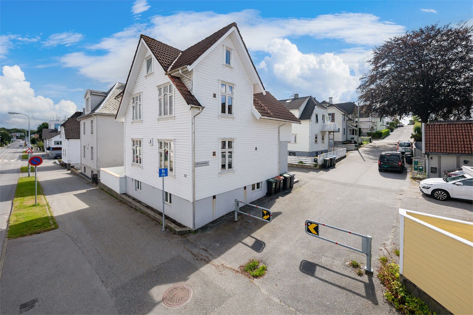 Velkommen til Misjonsveien 52, en pen og innholdsrik del av en tomannsbolig over to plan med en sentral beliggenhet på Kampen, med gåavstand til sentrum og handelshøyskolen BI.
