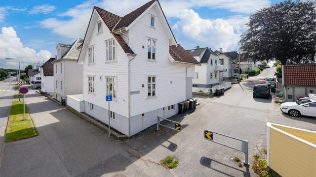 Velkommen til Misjonsveien 52, en pen og innholdsrik del av en tomannsbolig over to plan med en sentral beliggenhet på Kampen, med gåavstand til sentrum og handelshøyskolen BI.