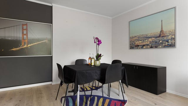 Langs veggen i spisestuedelen er det muligheter for utvidelse av kjøkkenet for installering kjøleskap med fryser samt ekstra oppbevaringsmuligheter. Det har tidligere vært kjøleskap i hjørnet av rommet