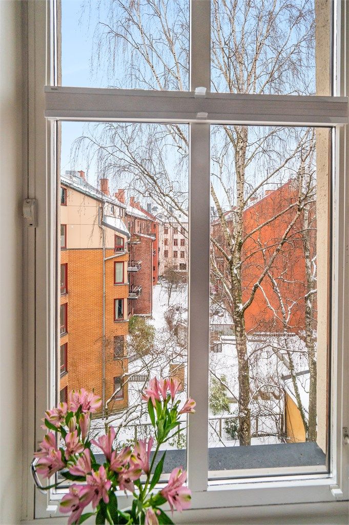 Fra soveromsvinduet ser du ut mot den skjermede bakgården.