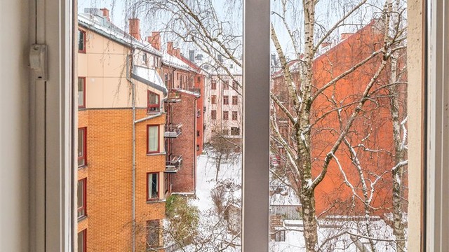 Fra soveromsvinduet ser du ut mot den skjermede bakgården.