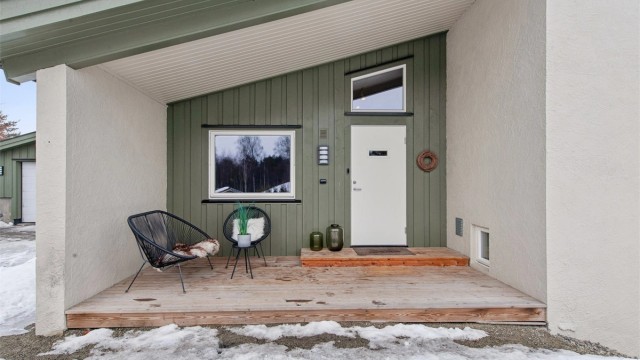 Koselig inngangsparti med samme arkitektoniske preg som boligen.