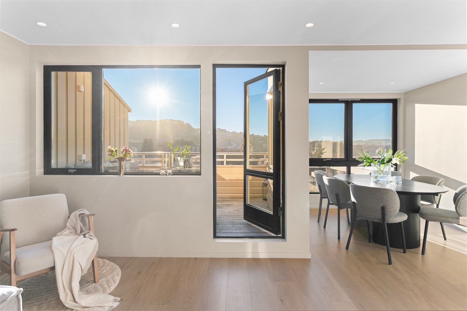 - Store vindusflater som slipper inn mye naturlig lys -