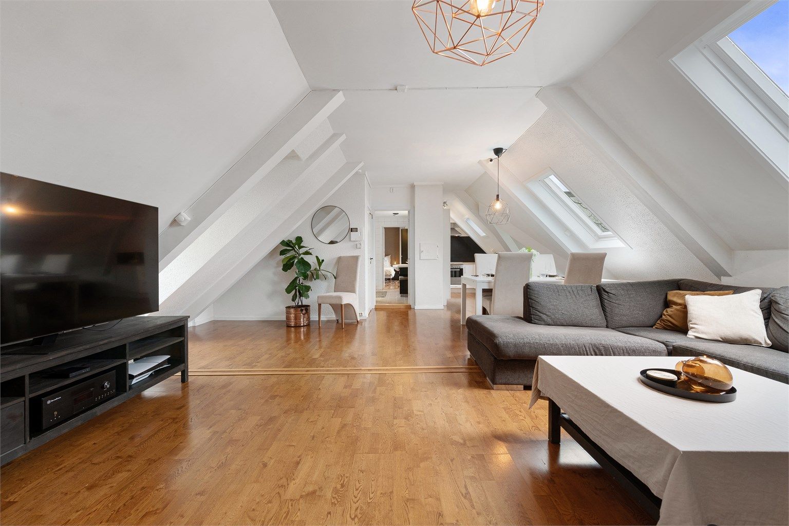 Stue og kjøkken i iåpen løsning med gode lysforhold fra takvinduer