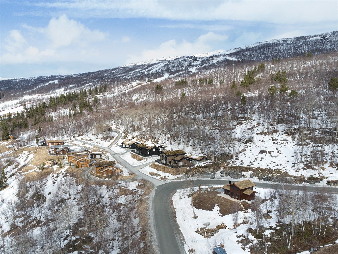 Hytta ligger i et etablert og populært hyttefelt, med ca. 2 km til Bjorli sentrum med butikk og skitrekk.