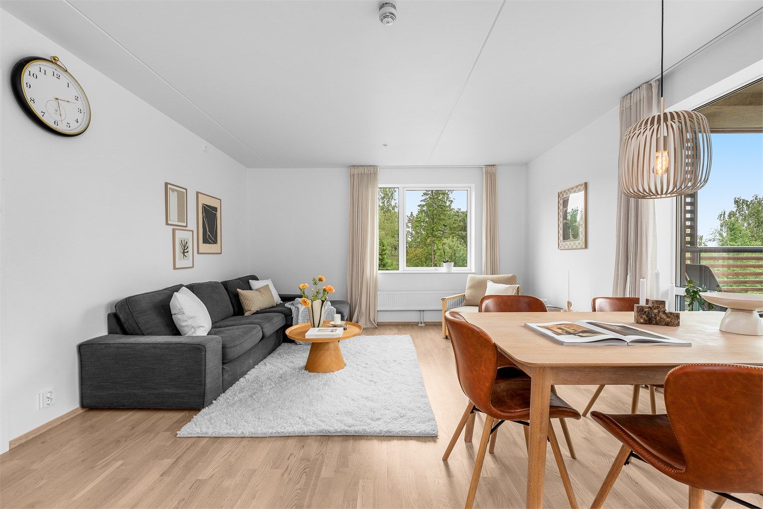 Oppvarming skjer via radiatorer tilknyttet felles varmesentral, og boligen har balansert ventilasjon.