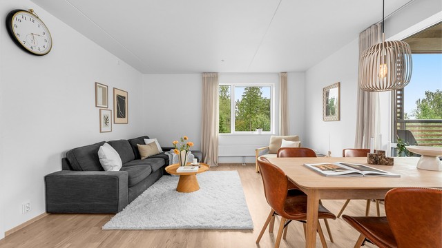 Oppvarming skjer via radiatorer tilknyttet felles varmesentral, og boligen har balansert ventilasjon.