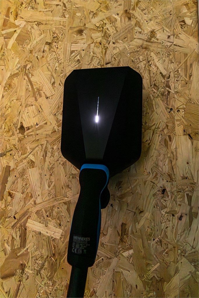 Boligen er utstyrt med elbillader, montert i garasjen.