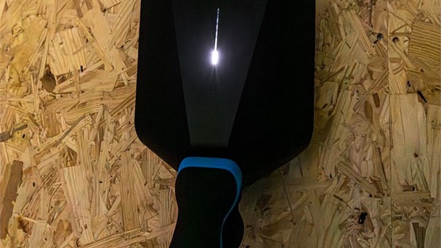 Boligen er utstyrt med elbillader, montert i garasjen.