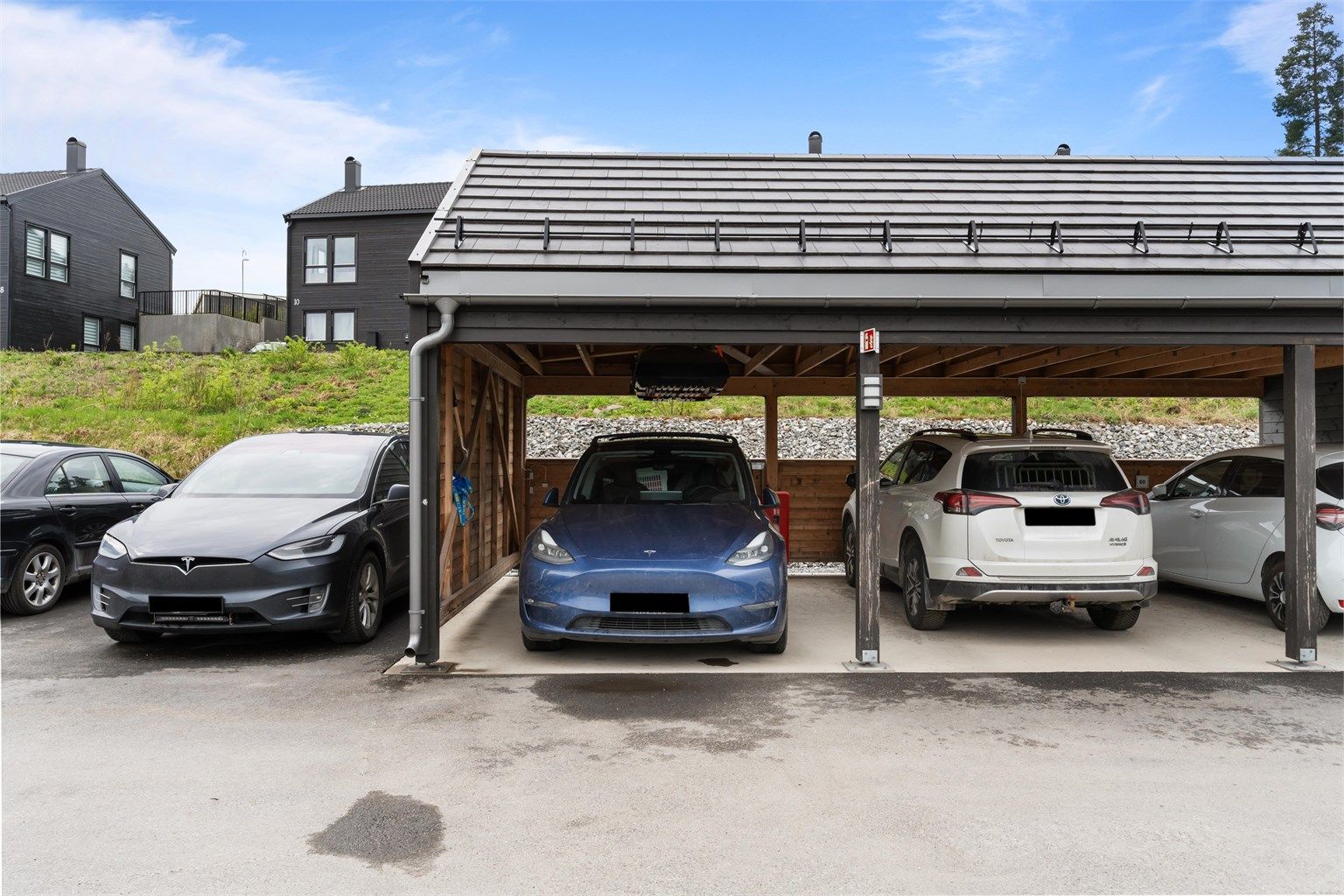 Boligen disponerer en biloppstillingsplass i carport. Fastmontert lader for EL-bil følger med.