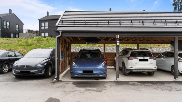 Boligen disponerer en biloppstillingsplass i carport. Fastmontert lader for EL-bil følger med.
