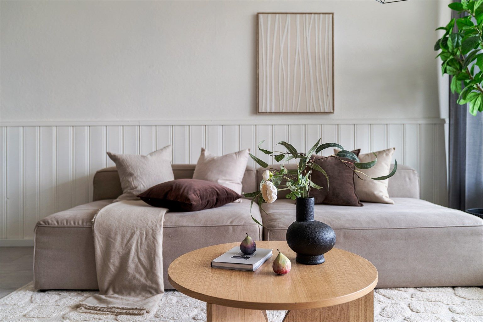 Legg merke til sjarmerende brystningspanel langs veggen