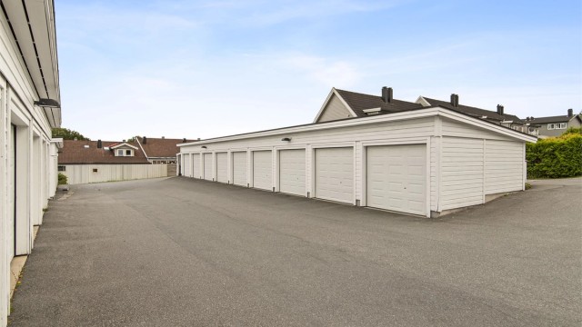 Det medfølger én garasjeplass i felles garasjerekke.