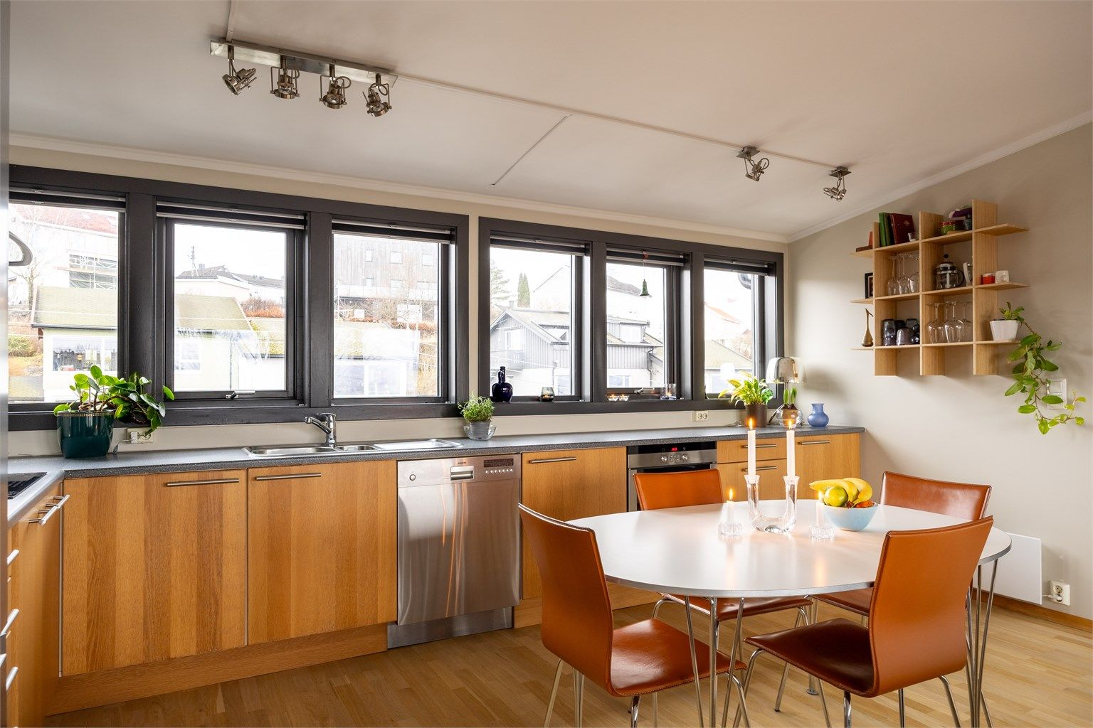 Kjøkkenet er utstyrt med hvitevarer og en slitesterk laminatbenkeplate. Kjøleskap følger ikke leiligheten.