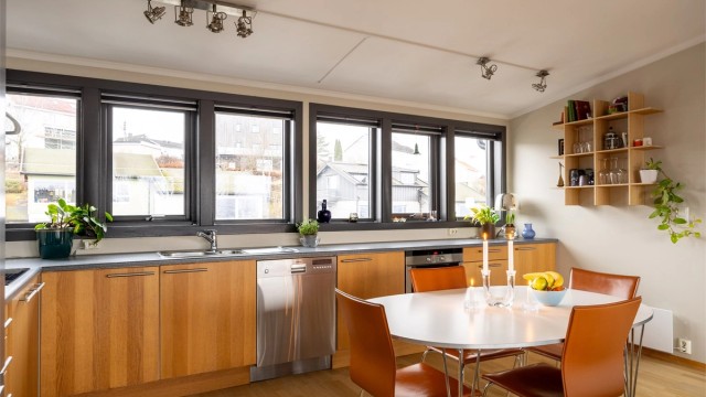 Kjøkkenet er utstyrt med hvitevarer og en slitesterk laminatbenkeplate. Kjøleskap følger ikke leiligheten.