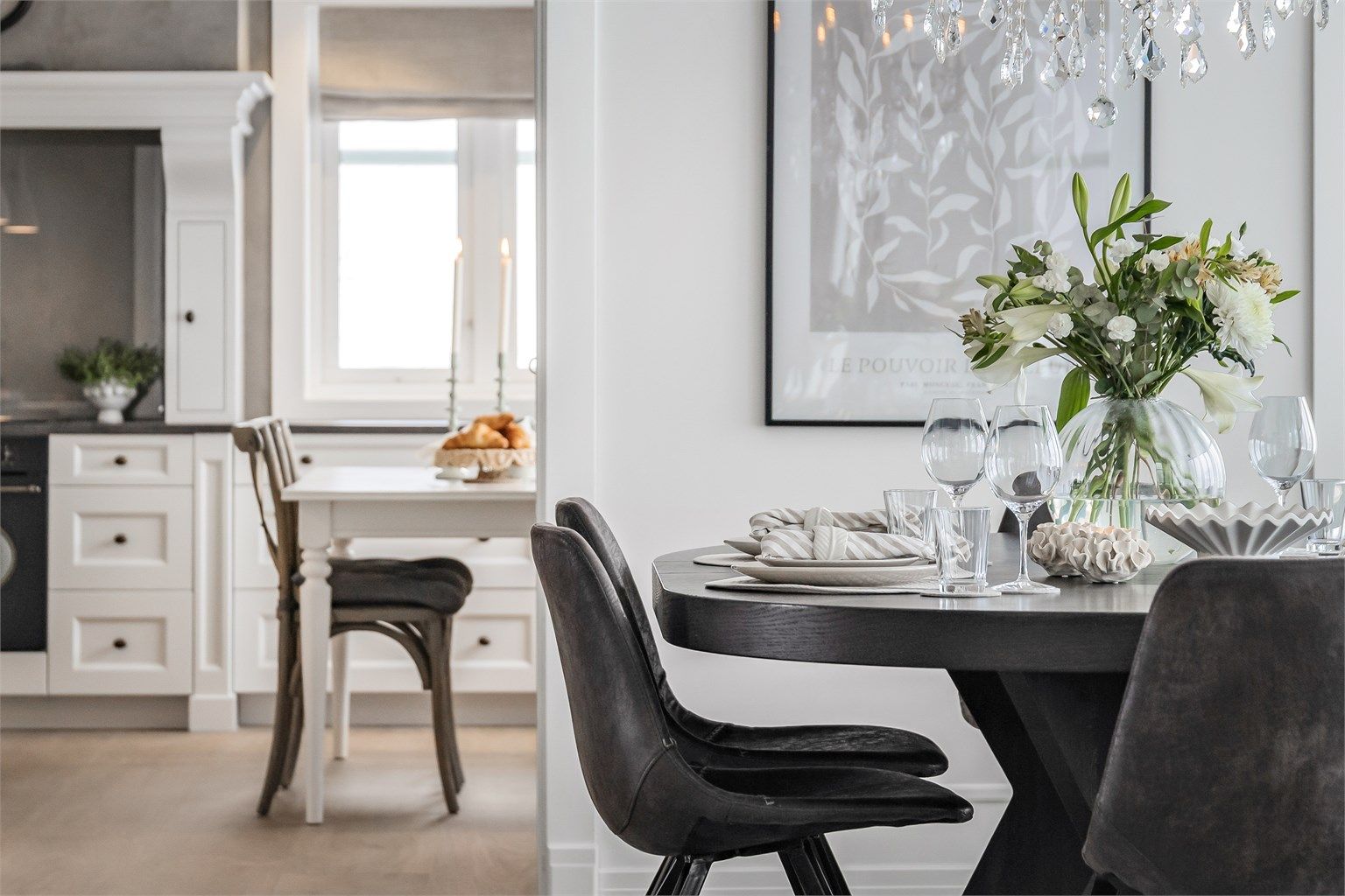 Oppgradert boligen med bergvarme og vannbåren gulvvarme i 2023 for høy komfort samt lave driftskostnader.