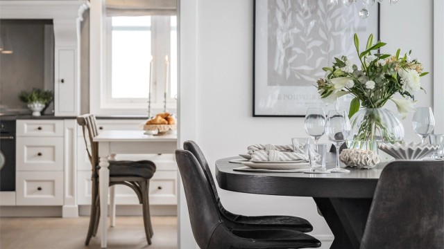 Oppgradert boligen med bergvarme og vannbåren gulvvarme i 2023 for høy komfort samt lave driftskostnader.