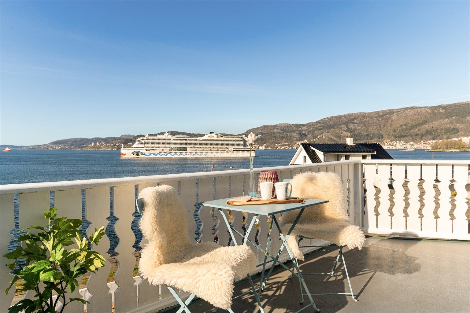 - Romslig plass med ca. 13 kvm balkong -