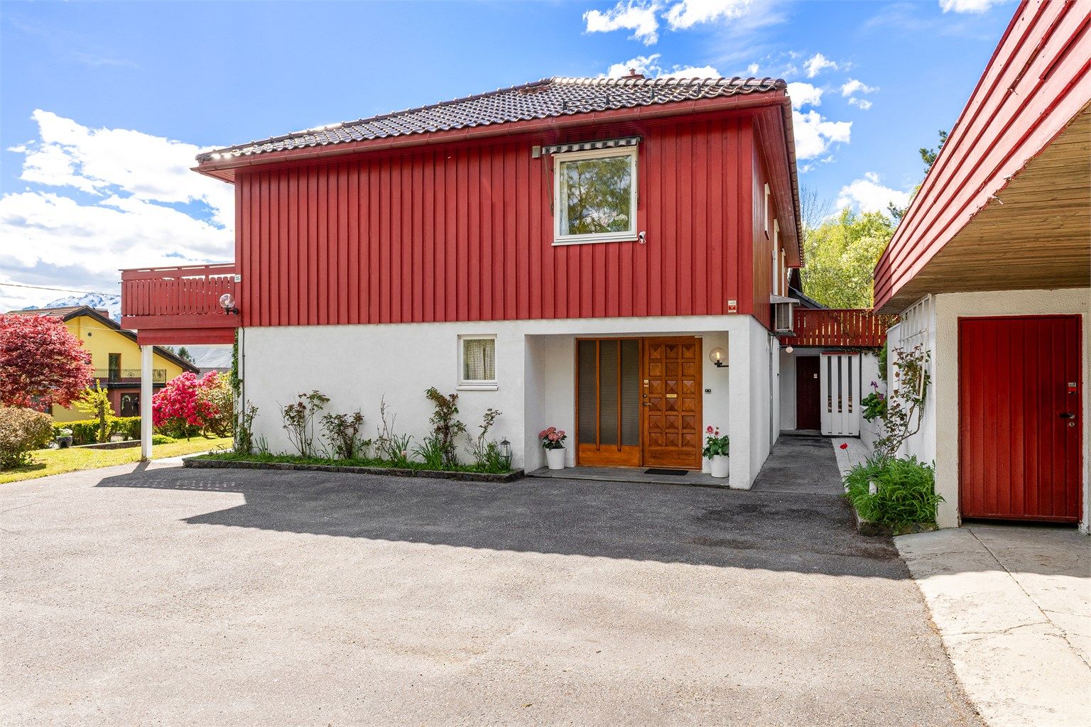 Inngang til et felles vindfang for hovedenhet og hybelleilighet.