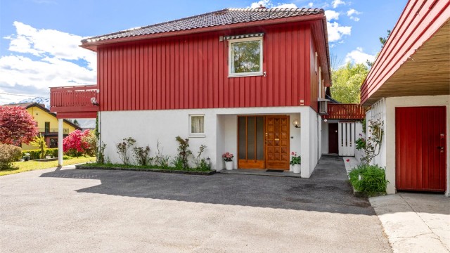 Inngang til et felles vindfang for hovedenhet og hybelleilighet.